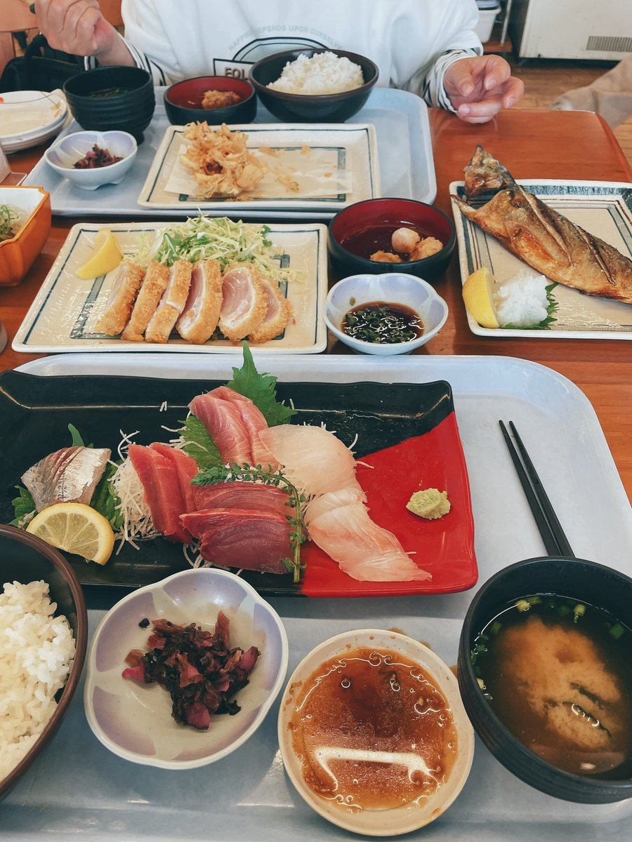 panda_yamiko's tweet photo. 千葉県は私の生まれ育った場所だし
たくさんいい所はあるの。
今も千葉に住んでるし🥜♥️🏝

千葉豪雨や台風で被害大きいのは本当に胸が痛くなる…
これから来る台風(スリゲ)もまた被害が出るかもって怯えてる💦

『千葉なんでそんなに狙われてるの？』
『災害に弱すぎる』
って言われるけどそんな事ないの
ここまでの災害は初めてだもん…

千葉県をまず知ってほしいので
千葉県のいい所を紹介していくね🧡

①住みやすい！

家賃安いし🏠
物価も安い！安いスーパーが充実してる！

コンビニもたくさんあるし🙆‍♀️
電車もたくさんあって都内に行くのも違うけんに行くのも楽だよ🚃💭

②ご飯が美味しい！

お米農家さんも沢山いてブレンド米もたくさん❤️🍚

お魚も美味しい！🐟
実は南房総の方は伊勢海老(房総海老)🦐の収穫量がたくさん！

お野菜も美味しい！農家さんがたくさんあるから🍆🍅🌽
落花生収穫量No.1🥜✨️

③成田国際空港がある！

世界の玄関とも言われる成田空港は国際線も国内線もたくさん✈️

④テーマパークやイベント施設が多い！

東京ディズニーランド、ディズニーシー(TDR、TDS)はもう鉄板🏰🧡

イルミネーションで有名な東京ドイツ村もある✨️

シャチのショーで有名な鴨川シーワールド🫍もある✨

ROCK IN JAPAN FESTIVAL (ロッキン)やJAPANJAMが行われる
蘇我スポーツセンターがある🎧🎼
ライブで有名な幕張メッセもある🎤💭

その他にも内房の海🌊はすごく綺麗だし
印旛沼の花火大会は2万発くらい打ち上げて
とても綺麗なんだよ🎇
幕張の花火大会🎇もとても綺麗✨

24時間やってる大慶園っていうゲームセンターも有名かな？💭

もっともっと魅力はたくさんあるし
千葉生まれ千葉育ちだからこそ
千葉県のことはたくさん知ってます🙆‍♀️

だからこそ今現在の被害が多くて悲しい…😭
もっともっと千葉の魅力を知って欲しくて、ポストしました❣️

千葉県は私の誇りだから
みんなで守っていきたいし、
これからの被害をなるべく抑えたい……
復興の為にできることがあれば
私はなんだってします！

頑張ろう、千葉県民💪
みんなで手を取ろう、こんな時期だからこそ❣️

#千葉  #千葉の魅力 #CHIBA #Japan  #グルメ #房総えび #TDL #TDS