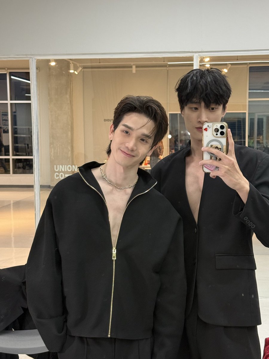 Bossptk's tweet photo. อยู่ดีๆก็มีคนใจดีให้ยืมสร้อยใส่ 🤷🏻‍♂️🤷🏻‍♂️ (แต่ว่าขอเลยได้มั้ย ไม่อยากจะแค่ยืม🫢) https://t.co/OweYpqBwUZ