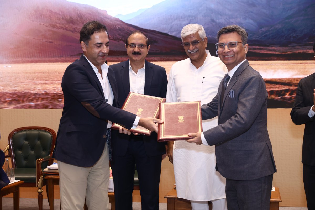 tourismgoi's tweet photo. On the occasion of World Tourism Day, the Ministry of Tourism signed a series of MoU with key industry partners.

#WorldTourismDay #Travel #Tourism #IncredibleIndia 
1/3 https://t.co/TvLR3SGjBh