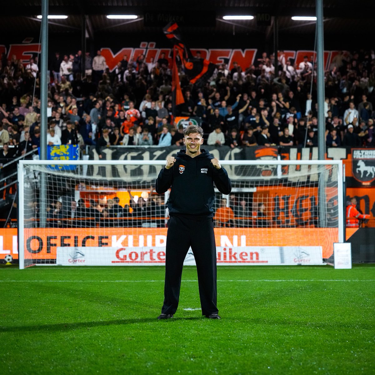 fcvolendam's tweet photo. 🟠⚫️ ✘ ⚫🟢

🧡 Voor eventjes weer thuis.

👋 Rondom het duel tegen VVV-Venlo namen Xavier Mbuyamba, Aurelio Oehlers, Robin van Cruijsen, Gibson Yah en Kayne van Oevelen officieel afscheid van FC Volendam.

🥹 Een kippenvelmomentje…

#VOLVVV | #WêiBinneVòlledam https://t.co/msBvqcn3AS