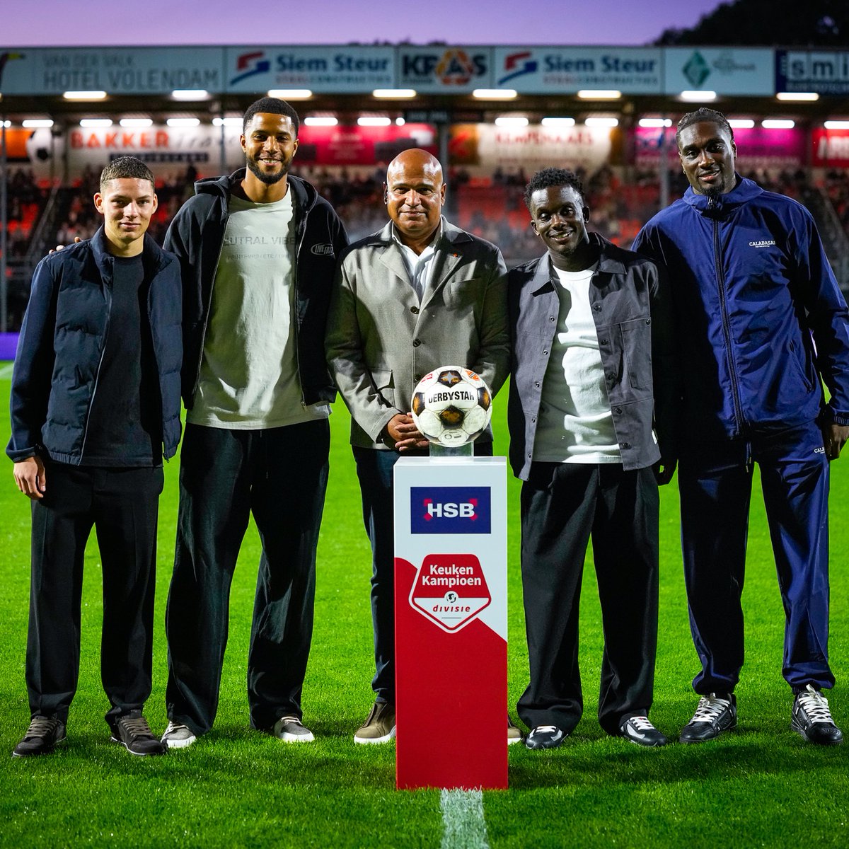 fcvolendam's tweet photo. 🟠⚫️ ✘ ⚫🟢

🧡 Voor eventjes weer thuis.

👋 Rondom het duel tegen VVV-Venlo namen Xavier Mbuyamba, Aurelio Oehlers, Robin van Cruijsen, Gibson Yah en Kayne van Oevelen officieel afscheid van FC Volendam.

🥹 Een kippenvelmomentje…

#VOLVVV | #WêiBinneVòlledam https://t.co/msBvqcn3AS
