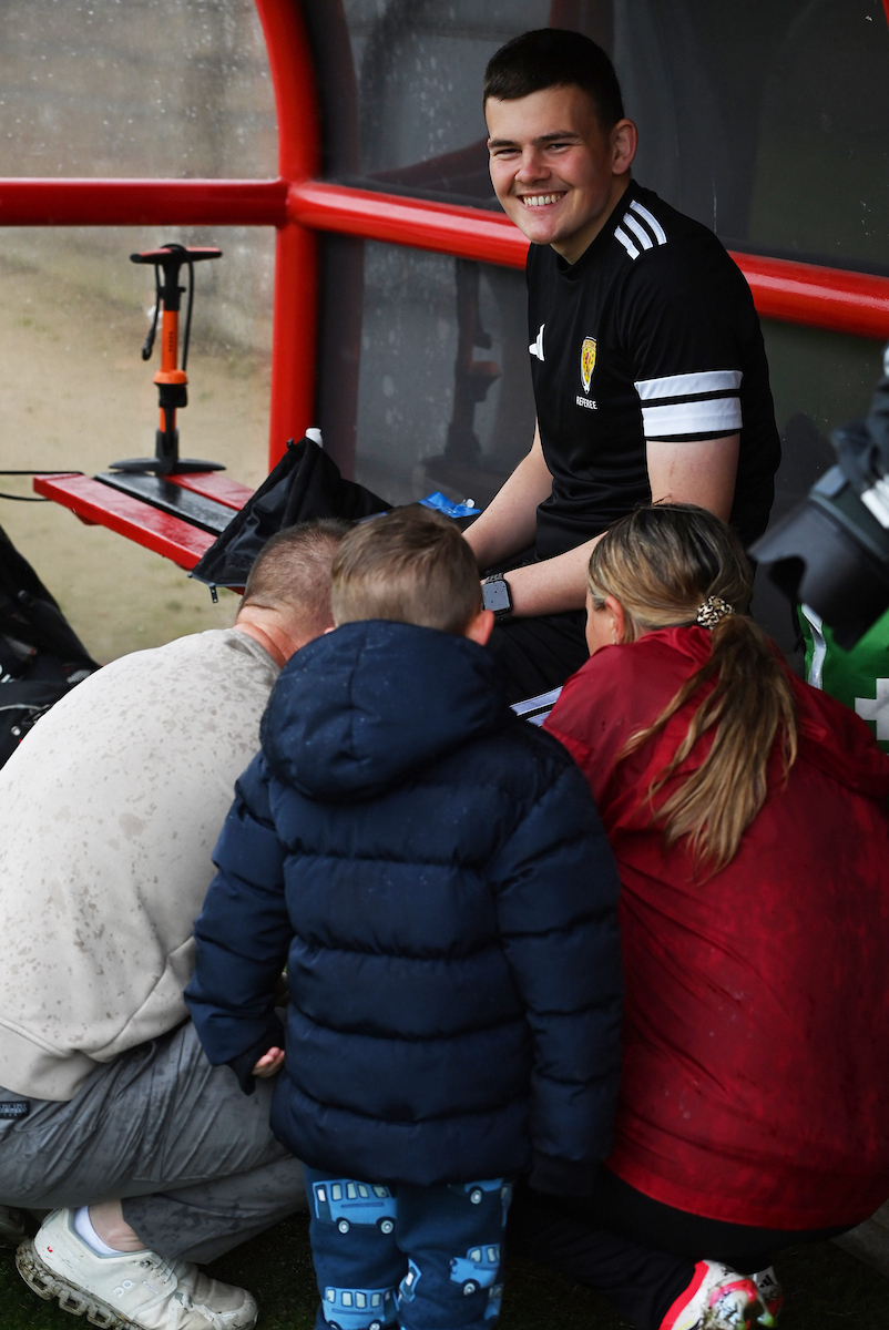 ScotWFootball's tweet photo. Referee Miller McKay required patching up before he could officiate the Barclays @SWFLeagueOne match between Inverurie Loco Works and Queen of the South. Shout out to Locos for helping him out - after all, #NoRefNoParty! #MondayMotivation
📷 Ger Harley | Sportpix https://t.co/MEzg9ysWks
