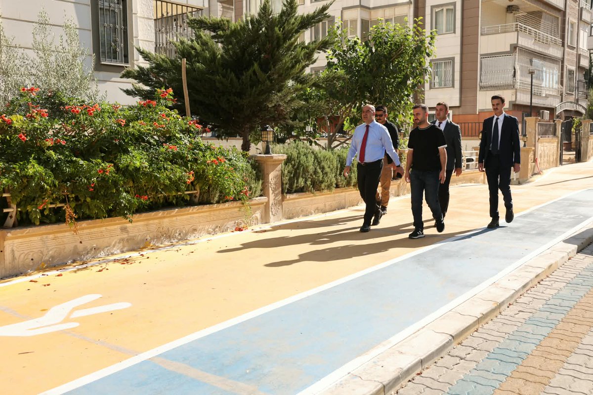 Karakoprubel's tweet photo. İlçemizin farklı noktalarında hemşehrilerimizle bir araya gelmeye, ihtiyaç ve beklentileri yerinde dinleyerek çalışmalarımızı sürdürmeye devam ediyoruz. 

📍 Atatürk Bulvarı
📍Atakent Mahallesi

Belediye Başkanımız Nihat Çiftçi, saha gezisi kapsamında Atakent Mahallemizde yapımı tamamlanan yürüyüş ve bisiklet yolunda incelemelerde bulundu.

Esnaf ve vatandaşlarımızla da bir araya gelen Başkanımız, esnafımıza hayırlı işler ve bereketli kazançlar temennisinde bulunarak hemşehrilerimizin talep ve önerilerini dinledi.