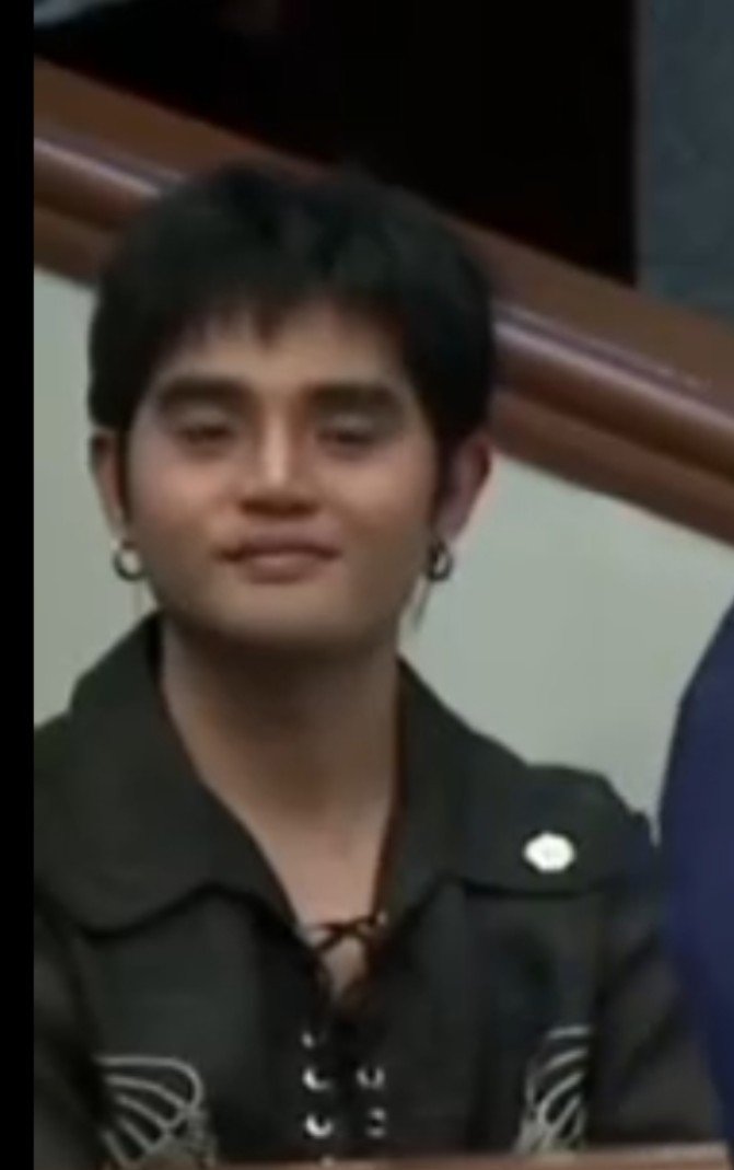 Brittles4Pablo's tweet photo. Pablo’s emotions throughout Sen. Risa’s speech about the unfortunate incident involving a Philippine Air Force officer, who is also an A’TIN 🥺

MGA KABABAYAN SB19 SA SENADO
@SB19Official #SB19 
#SB19AprubadoSaSenado 
@imszmc #SB19_PABLO https://t.co/e6z55nJ8rb