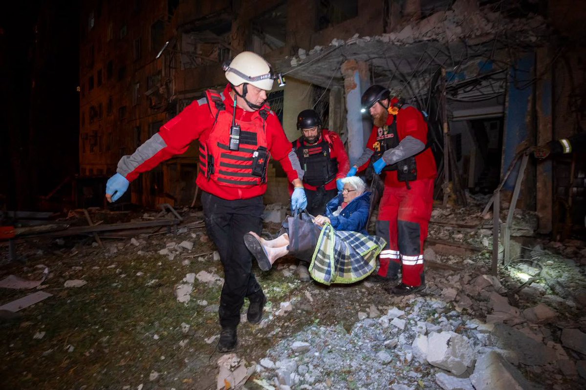RedCrossUkraine's tweet photo. ⚡️ Ukrainian Red Cross volunteers worked alongside emergency services after a Russian attack on #Kharkiv. They supported search and rescue, helped evacuate residents, provided first aid and humanitarian assistance. More than 20 people were injured. #EmergencyResponse #NotATarget https://t.co/PLnil5dLfW
