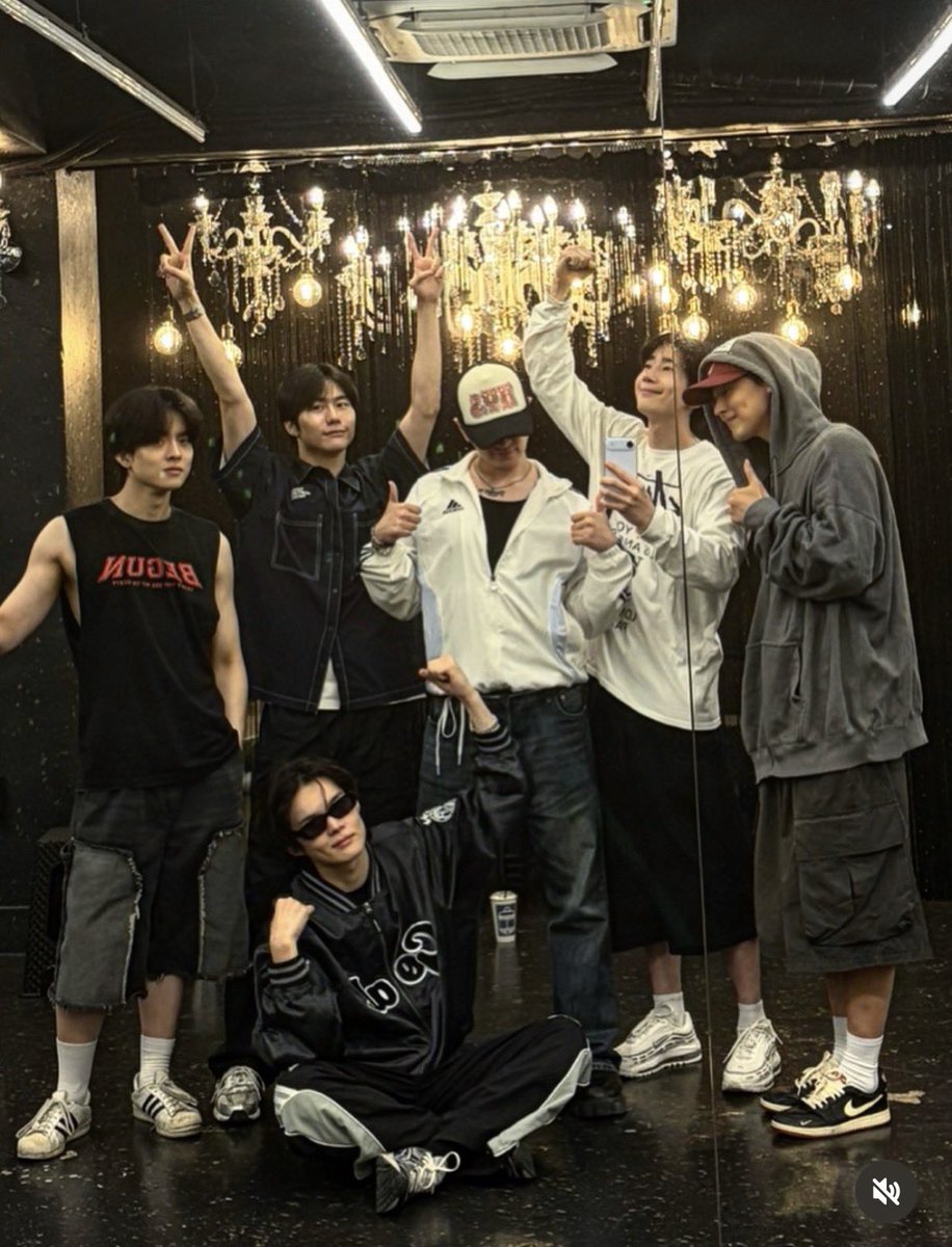 artnujes's tweet photo. VICTON SELFIE 💛💙 MY HEART IS FULL OF JOY https://t.co/tsMLB7zjlJ