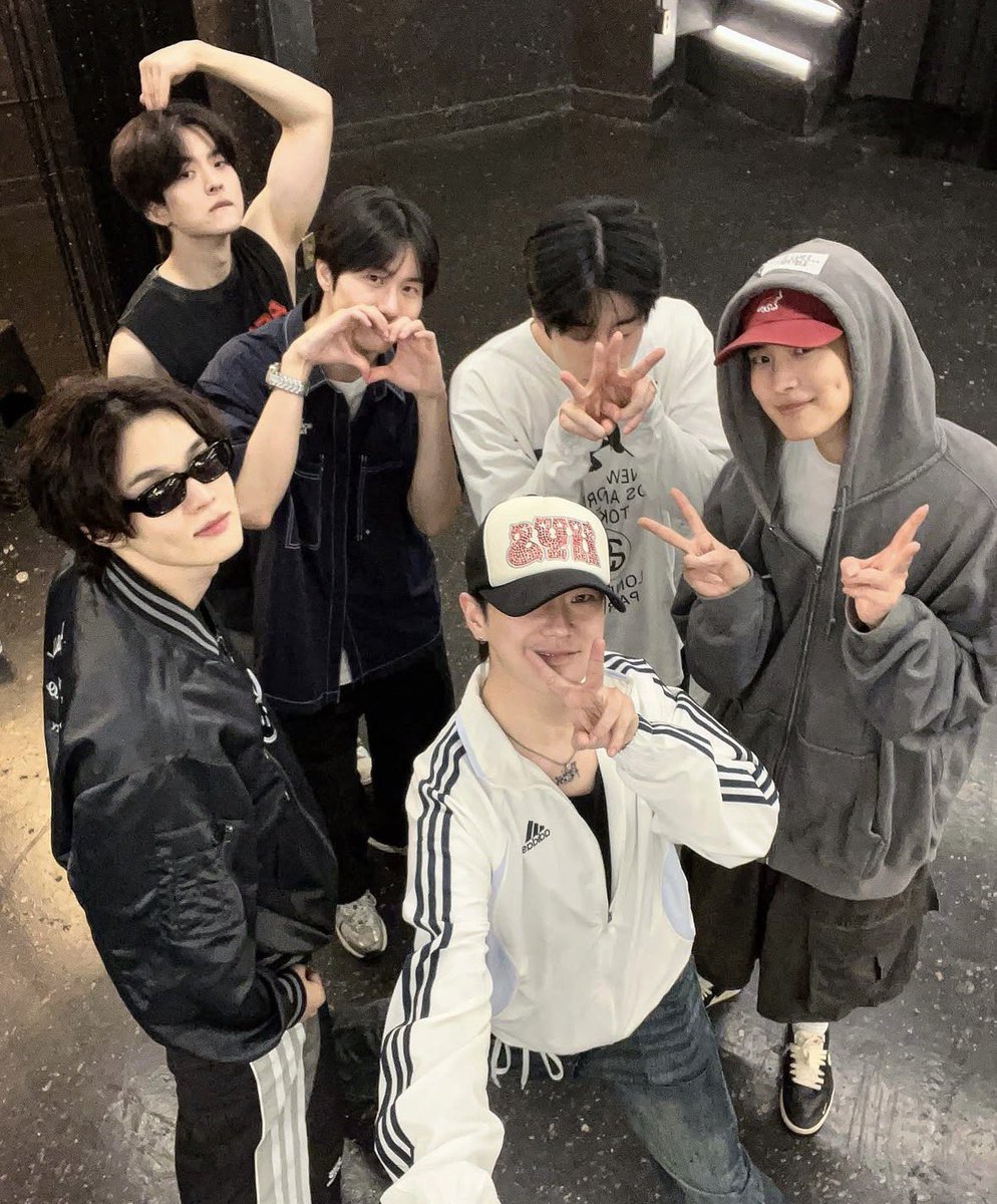 artnujes's tweet photo. VICTON SELFIE 💛💙 MY HEART IS FULL OF JOY https://t.co/tsMLB7zjlJ