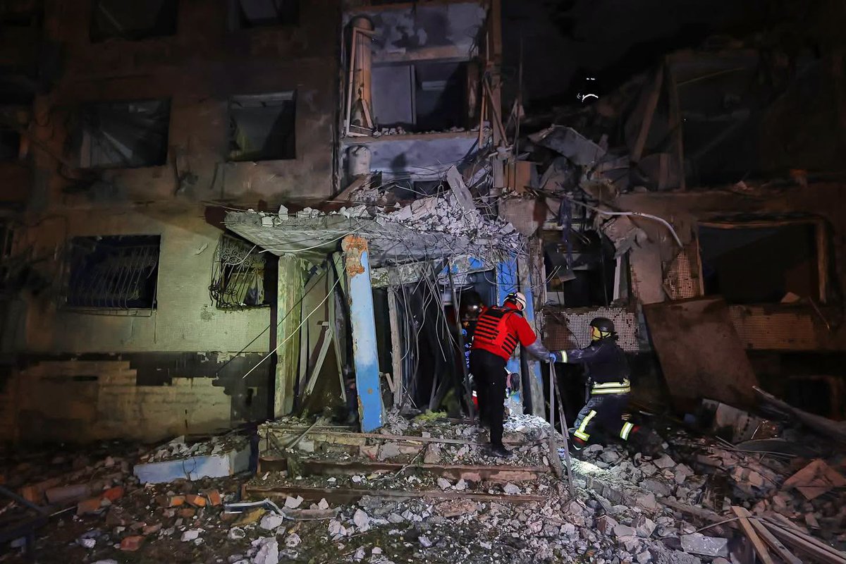 RedCrossUkraine's tweet photo. ⚡️ Ukrainian Red Cross volunteers worked alongside emergency services after a Russian attack on #Kharkiv. They supported search and rescue, helped evacuate residents, provided first aid and humanitarian assistance. More than 20 people were injured. #EmergencyResponse #NotATarget https://t.co/PLnil5dLfW