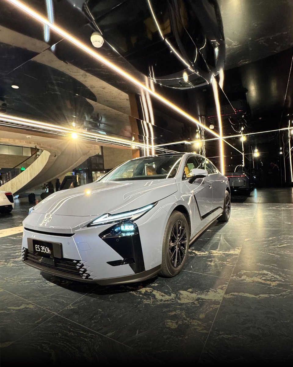YallaMotor's tweet photo. لكزس ES 2026 الجديدة كلياً تصل إلى السعودية 🇸🇦

ES 350h بمحرك هايبرد 2.5 لتر بقوة 244 حصاناً، وشاشة 14 بوصة، مع خيارات دفع أمامي أو كلي.

💰 السعر يبدأ من 231,552 ريال شامل الضريبة.

#لكزس #LexusES https://t.co/mEP6vkBbx9