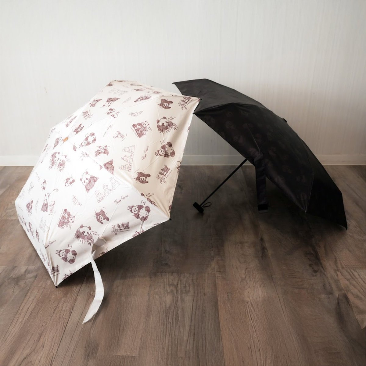 aws_onlineshop's tweet photo. ☔️ 今日は全国的に雨模様ですね… ☔️
こんな日は、お出かけの気分を少し上げてくれるアイテムのご紹介です🐾
大人気シリーズ「ブラックパンダ」「パンダスケッチ」デザインの【晴雨兼用折りたたみ傘】！ どちらも落ち着いた色合いの中に、さりげなくパンダが隠れている大人可愛いデザイン🐼✨日常使いしやすいとスタッフの間でも大好評です✨
晴雨兼用なので、雨の日も季節の紫外線対策にも、一年中大活躍間違いなし◎

▽ 詳細・お迎えはこちらから🛒
https://t.co/gACt57MyL5
#アドベンチャーワールド 　#アドベンチャーワールドオンラインストア
