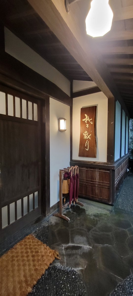 sayo_uhca's tweet photo. RIIZEの部屋めっちゃ広かった
全部回って案内してくれて2階も廊下も
宿の方はYouTuberが来ると聞いてたらしく確かにずっと歌うし🥒パックしたり咥えたりしてるしな
YouTubeコンテンツ撮りに来たアイドルなんです！と強調しといた
日本人の方いますよねってタロ認知済
後編早くみたい楽しみ～ ユフー😽 https://t.co/HFF86BA8VJ