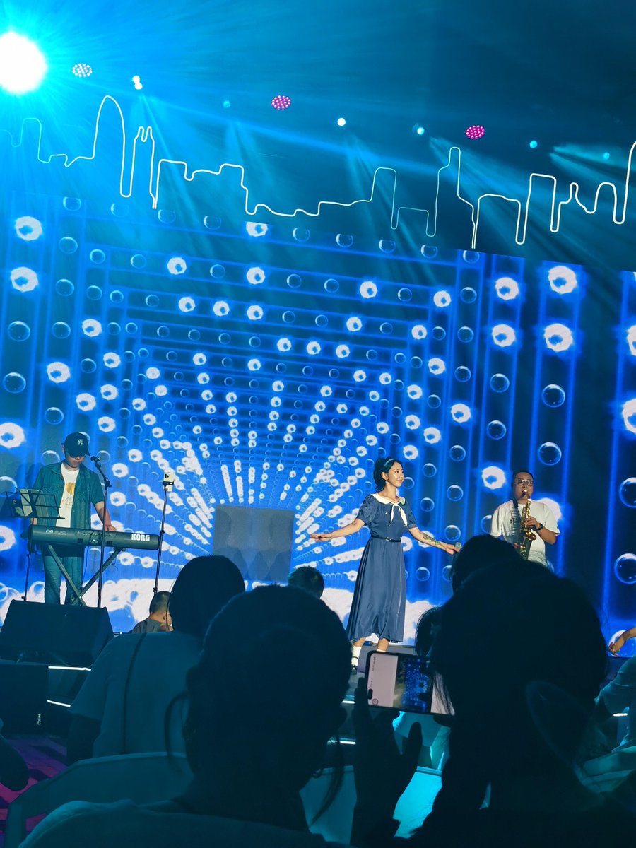 EdmundStraydy's tweet photo. Increíble concierto de rock esta noche en el local de la ciudad, las canciones clásicas hicieron vibrar a toda la audiencia, no te lo pierdas si vienen próximos shows! https://t.co/kiD0XMKfMZ