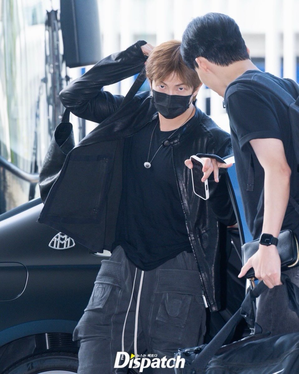 UniversBTS_'s tweet photo. [📸] Namjoon no Aeroporto Internacional de Incheon com destino a São Francisco, onde participará da exposição “RM x SFMOMA: Between You and Me”. 

HAVE A SAFE FLIGHT NAMJOON 💜

🐹@BTS_twt https://t.co/mHW7PyaprO