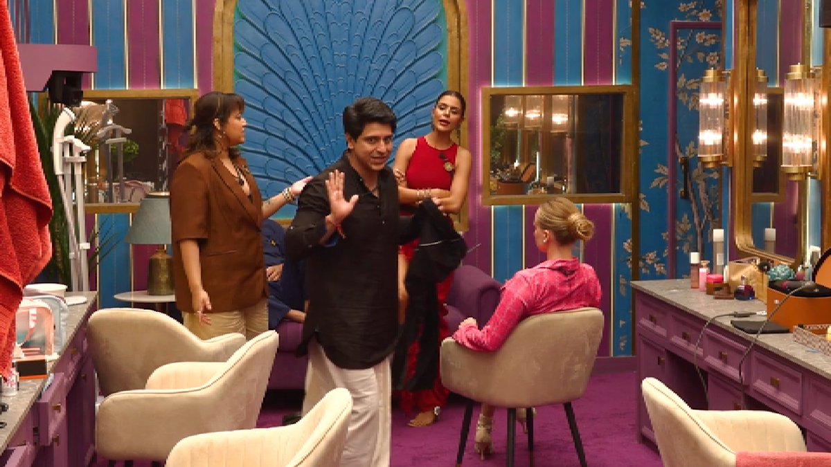 BollySpy's tweet photo. #RiseAndFall S2 | #ShehzadPoonawalla Ne #PriyankaChaharChoudhary Ko Uksaya, Bhadke Priyanka

Aap Hai Kiske Sath?

RT --> Priyanka
Like --> Shehzad https://t.co/TxT6gHYEn9