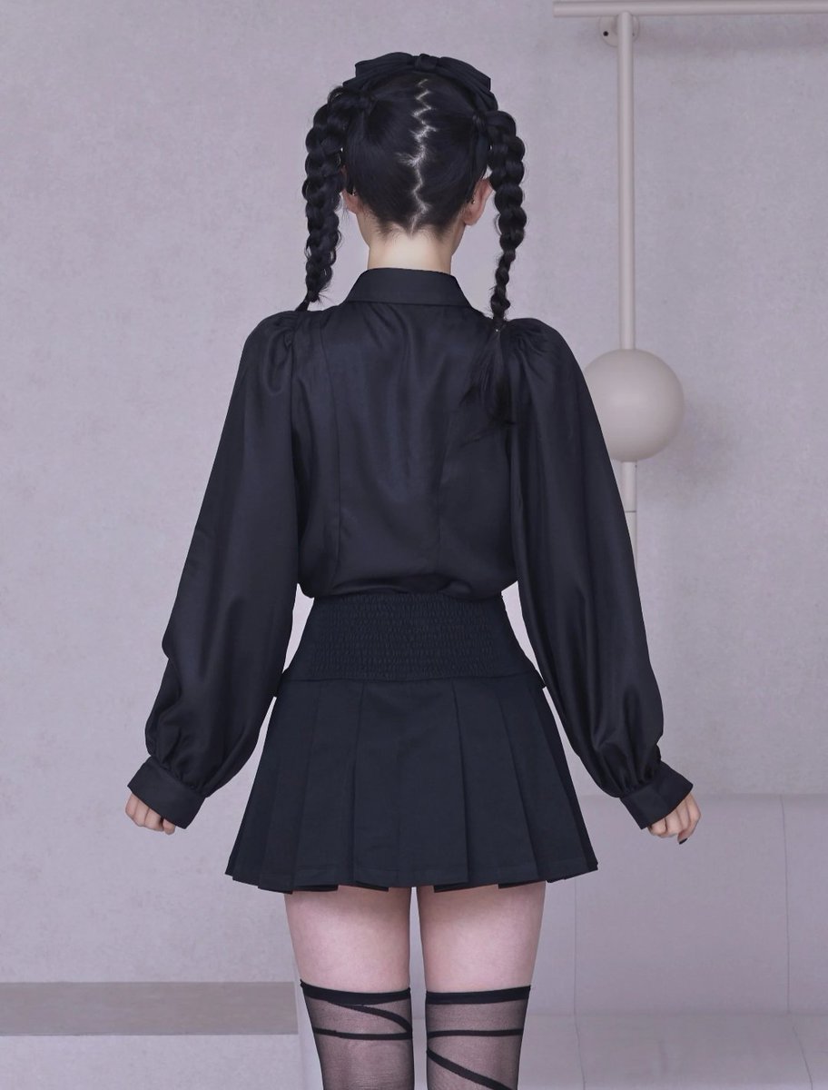 bairensiita's tweet photo. Ok so we're being absolutely spoiled by this collab between Miu and IMVAL so here's a thread with all the new Miu modelling pics 🫪 (1/7) https://t.co/4SfP2JqJXD