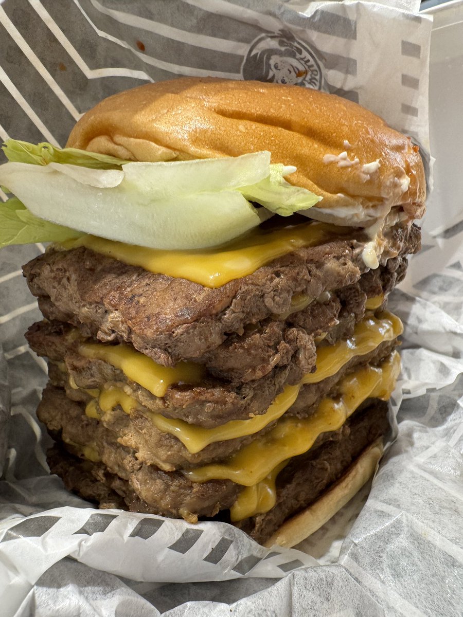t1964m's tweet photo. そういえば、MEGAウェンディーズ食べました。
低糖質なのでダイエットメニューだと思います(笑) https://t.co/83UKJAh9ko