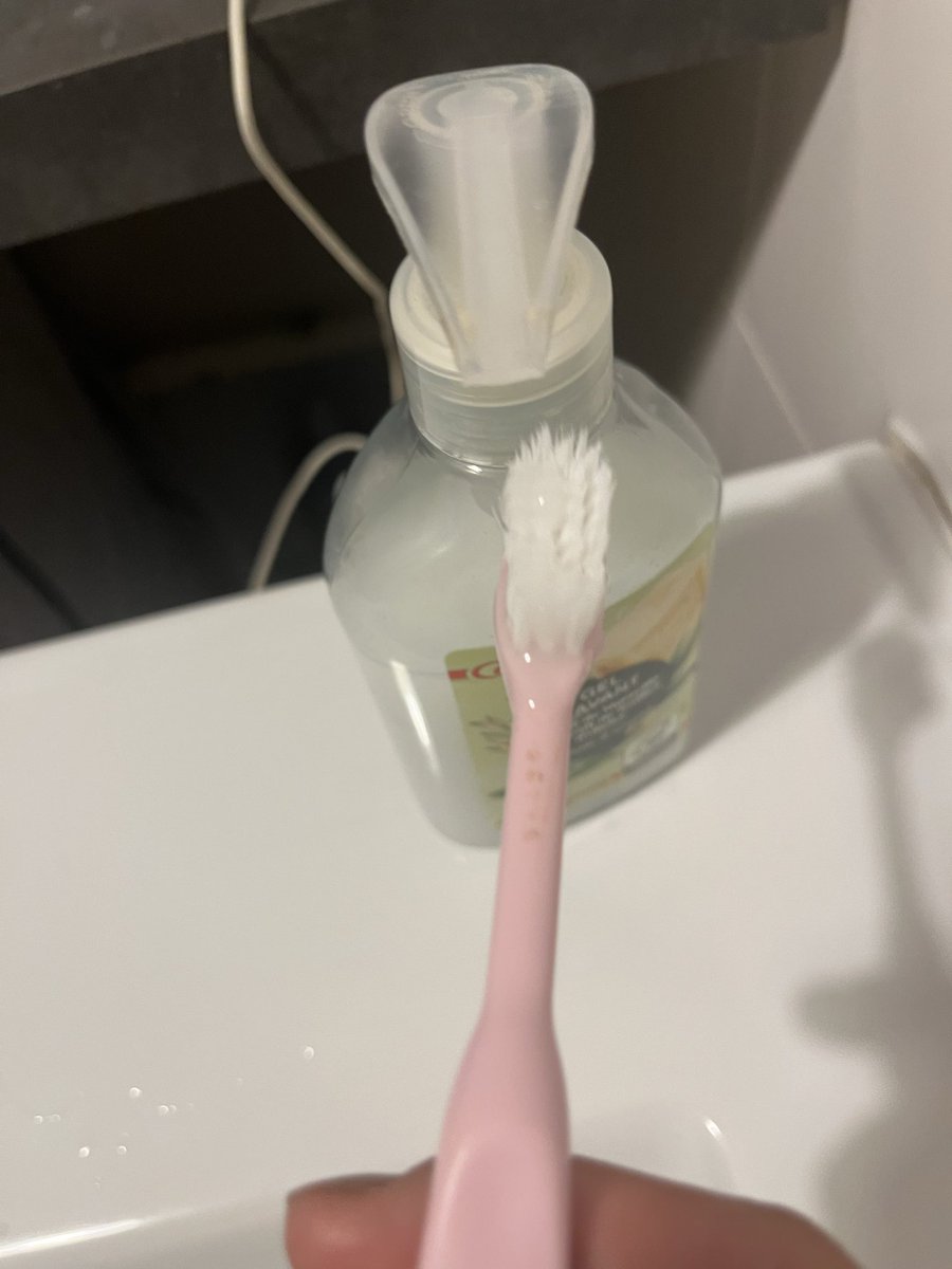 Rosa_100s's tweet photo. Tu sais que t’es fatiguée quand tu confond du savon pour les mains avec du dentifrice https://t.co/zkFPOLpKD7