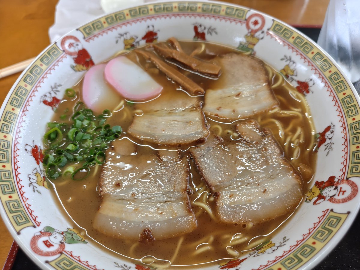 kishuPANDA's tweet photo. 中華そば　茂丸
その昔　小雑賀で　バスらーめんしてた見たい　何十年が過ぎ　再営業
再オープンは　３年くらい前かな
最近ちょこっと来店多いかなって　
だって　うまいもん　しゃぁないやん
マジで　うましらー　コスパええし
出汁が　和歌山ラーメンしてるもん
めしも最高やで https://t.co/xKBrKiND6j