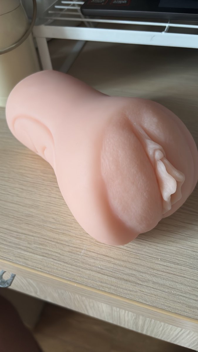 LeslieNoec's tweet photo. 奉劝想通过杯子体验bbw或者抱有猎奇心态的，千万不要被这款A-one杯子迷惑了。虽然包装上打着这样的标签，而且吮吸感、包裹感和撞击面都不错，但是如果你下面比较粗的话，前面很容易就会被刮破皮。我已经破了两次了。#飞机杯 #Aone https://t.co/YQwAM4scfr