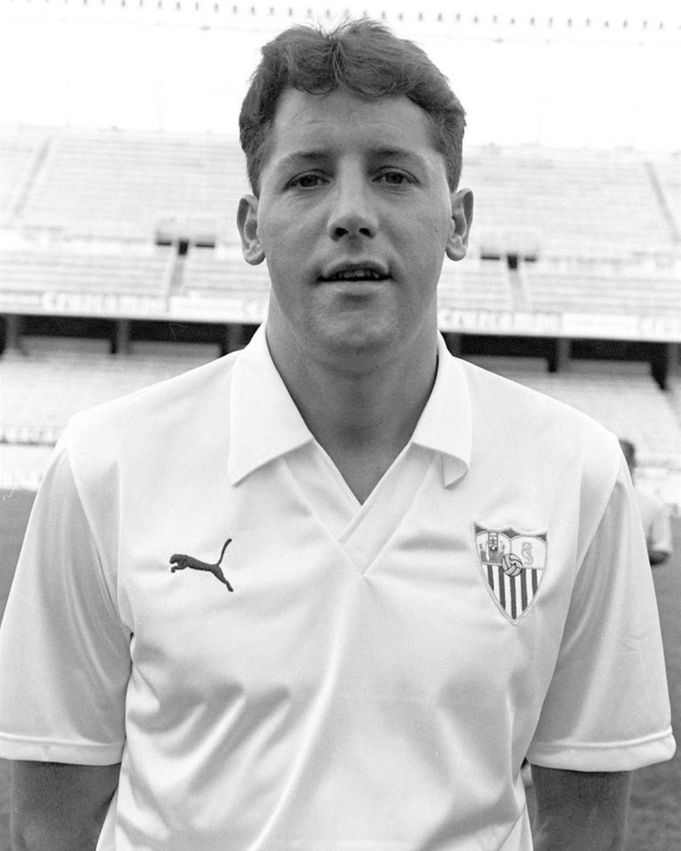 SevillaFC's tweet photo. 🎂 Hoy es el cumpleaños de Ted McMinn 🏴󠁧󠁢󠁳󠁣󠁴󠁿

¡Muchas felicidades, Ted! 🤍❤️

#WeareSevilla https://t.co/ChgfAtd8QH