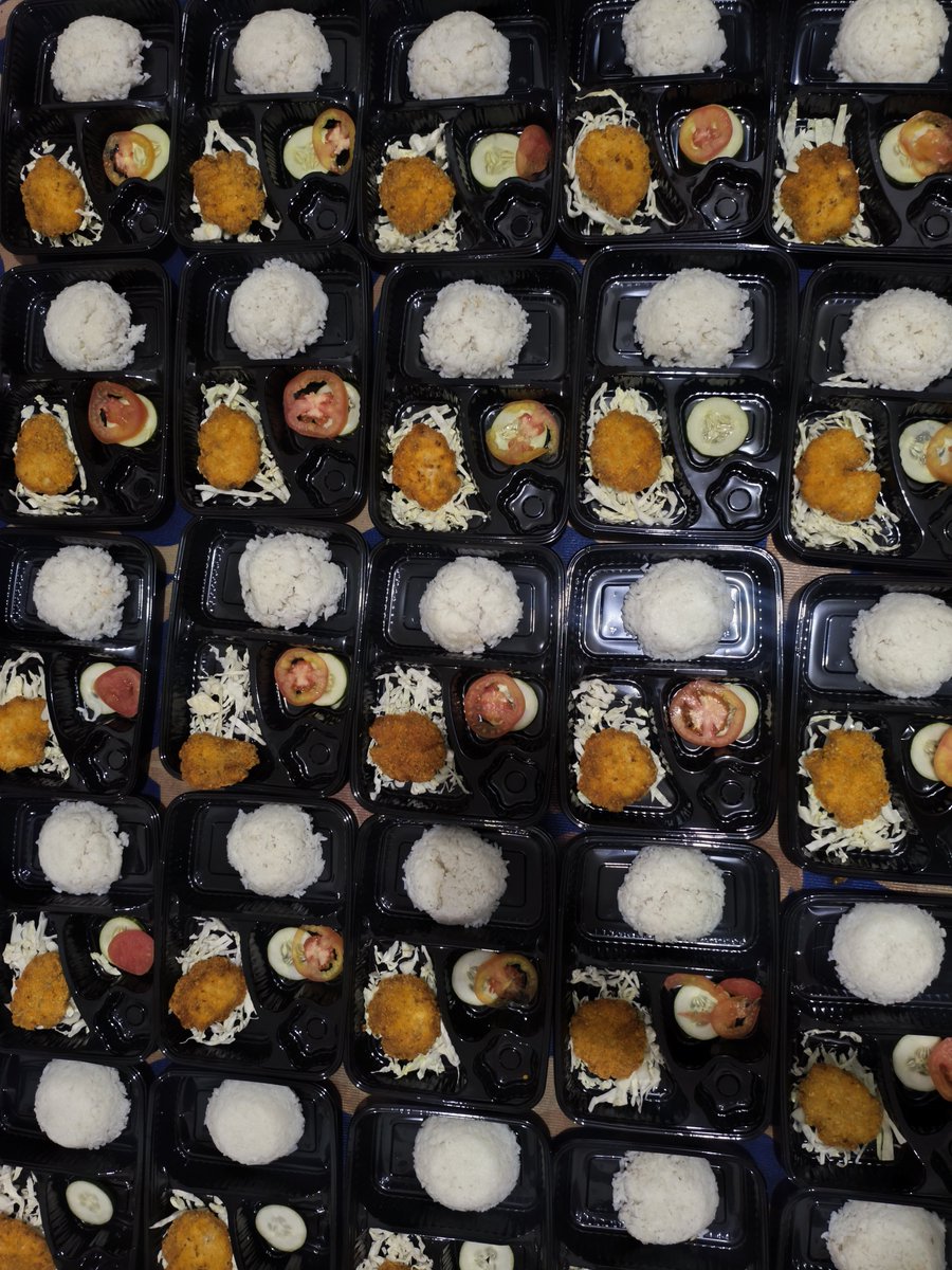toodumbtodai's tweet photo. help rt kakak2 
aku lg BU buat kebutuhan rumah, keluarga yg lg sakit akibat asap 🤕

aku ada usaha nasi bento serba 10ribu, barangkali kakak2 mau beli dan larisin, boleh banget🥹🫶 https://t.co/mwAXtRVcDN