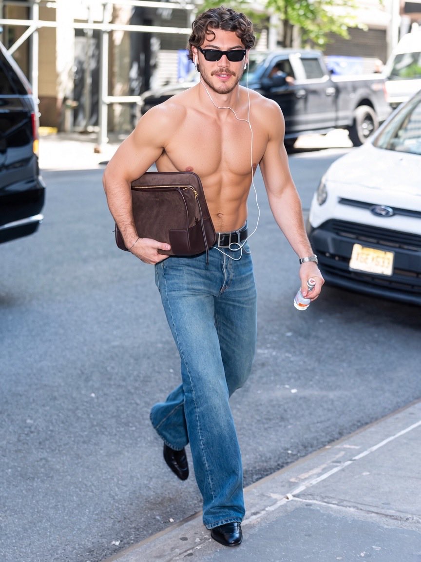 stephendeunique's tweet photo. Jack Innanen, shirtless, walking down the street 😍🌈 https://t.co/UbiR0oO3T2