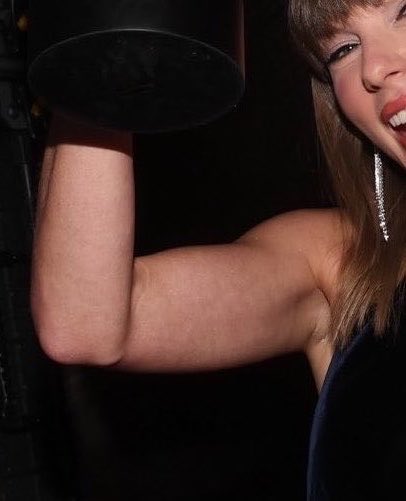 cryeyesviolet_'s tweet photo. that bicep 💪🏻🤩 https://t.co/RJ3IC7BREy