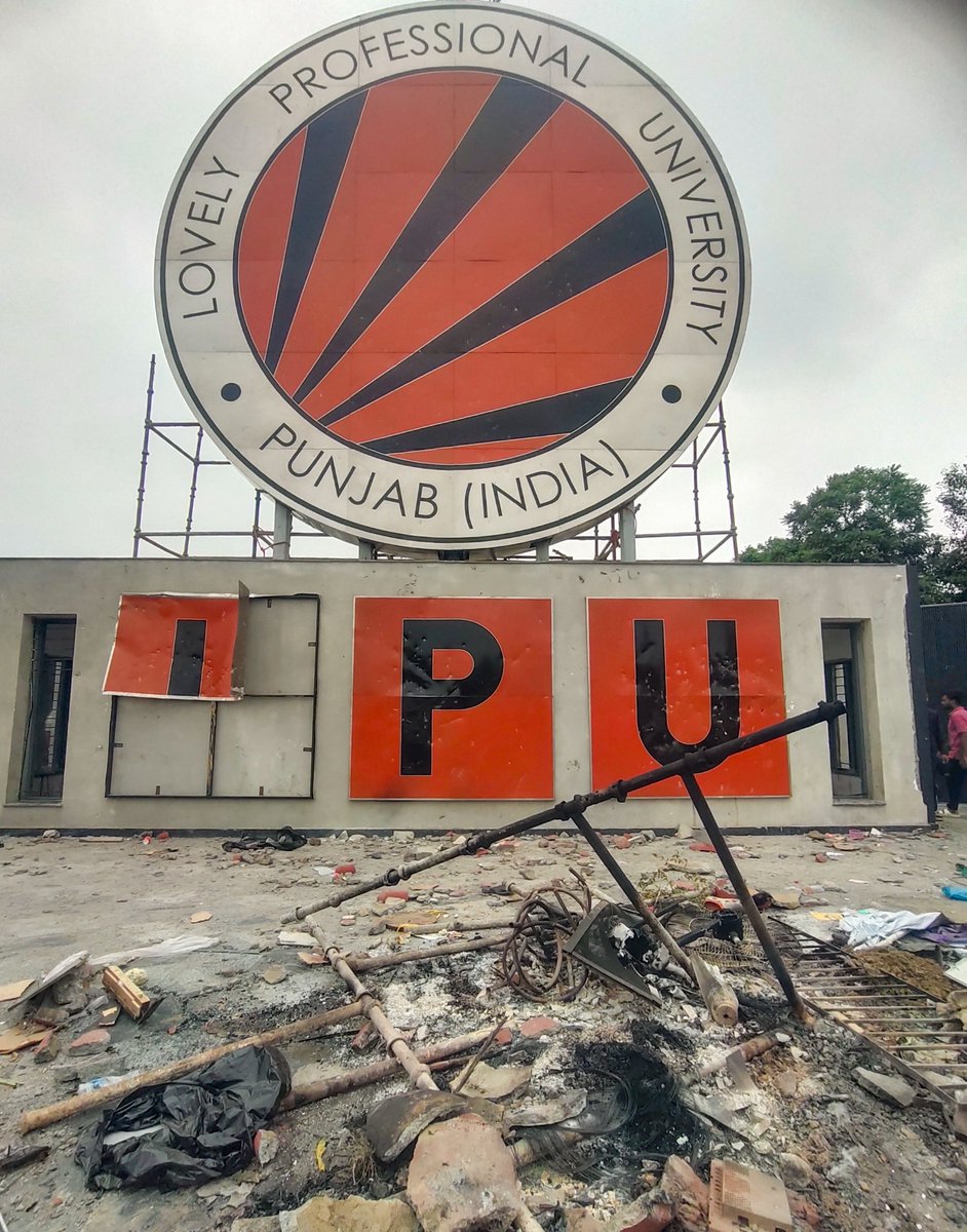 NariKesari's tweet photo. पंजाब की लवली प्रोफेशनल यूनिवर्सिटी (LPU) ने कथित रेप केस को लेकर हो रहे हिंसक विरोध-प्रदर्शनों के बीच सभी छात्रों की सुरक्षा और भलाई सुनिश्चित करने के लिए अपनी मिड-टर्म परीक्षाओं को अगले आदेश तक टाल दिया है।
#LPUprotest #LPUclosed #midtermexam #LPUstudents https://t.co/XTUmlC79rO