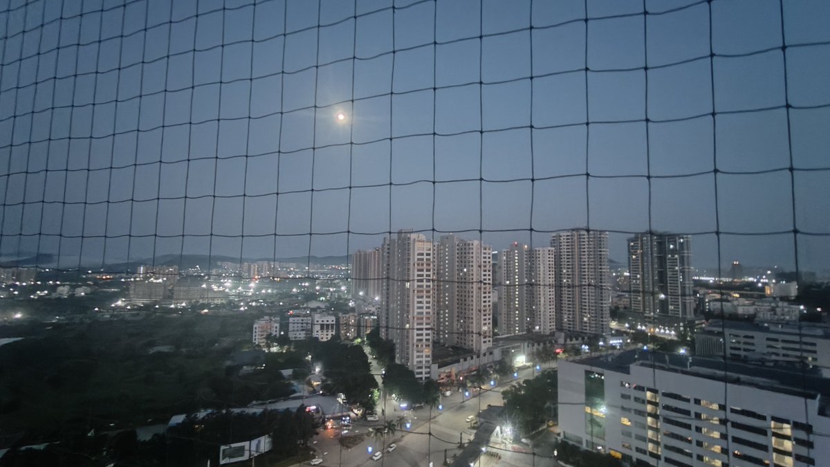 devamitrapanda's tweet photo. #myrandomclick Early dawn view of the #FullMoon https://t.co/UUsLSKOcs5
