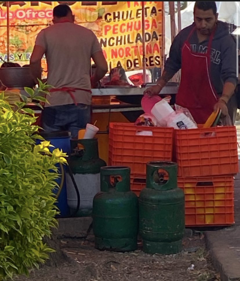 burritofestival's tweet photo. @ClaraBrugadaM 
@SGIRPC_CDMX 
@LopezCasarinJ @observseguridad

Retirar puestos ambulantes sobre Vía Primaria Lomas  de Plateros están sobre el arroyo vehicular tanques de gas junto a comensales y autos y camiones pasando a sus espaldas  ¡Peligro! Bomba de tiempo 
OTRA  BAJADITA? https://t.co/L6GIxjgXCn