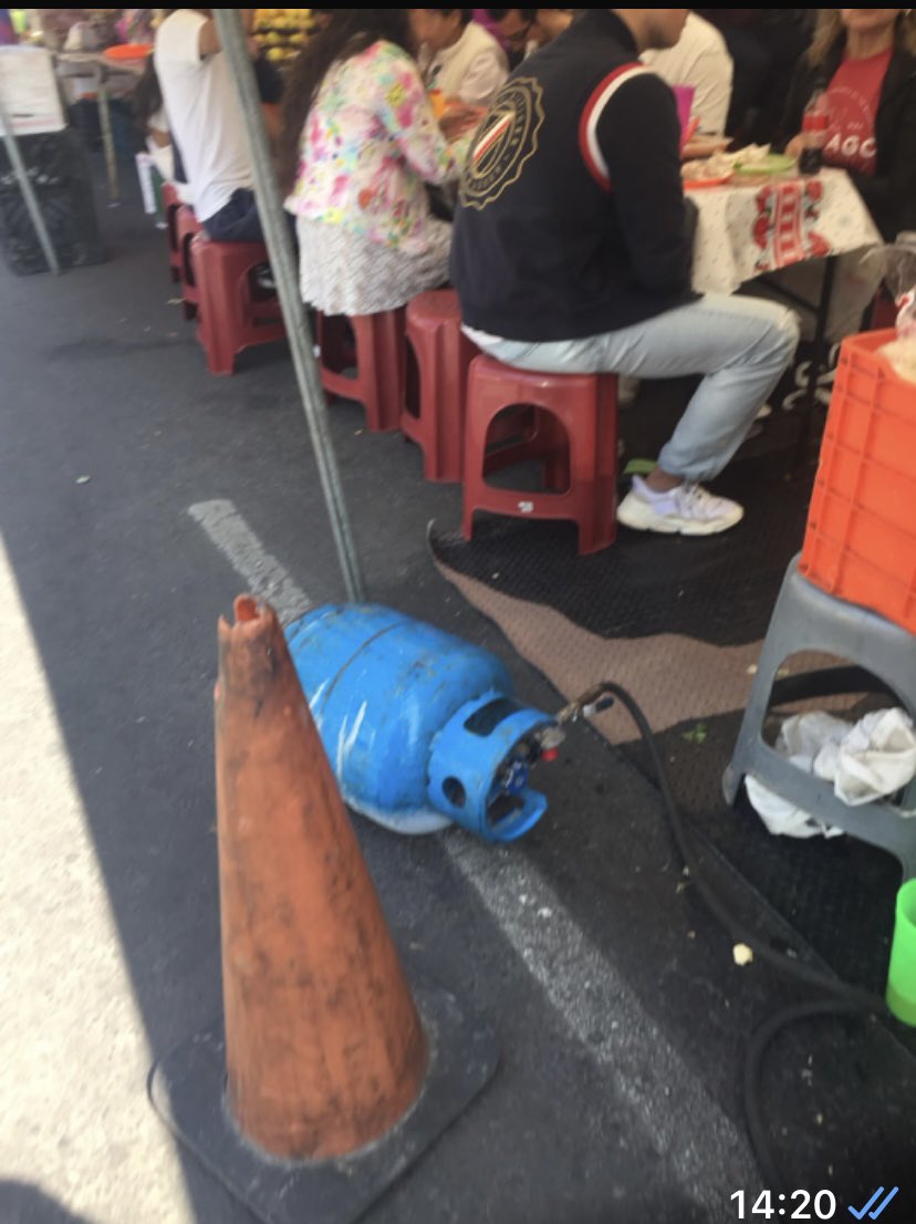 burritofestival's tweet photo. @ClaraBrugadaM 
@SGIRPC_CDMX 
@LopezCasarinJ @observseguridad

Retirar puestos ambulantes sobre Vía Primaria Lomas  de Plateros están sobre el arroyo vehicular tanques de gas junto a comensales y autos y camiones pasando a sus espaldas  ¡Peligro! Bomba de tiempo 
OTRA  BAJADITA? https://t.co/L6GIxjgXCn