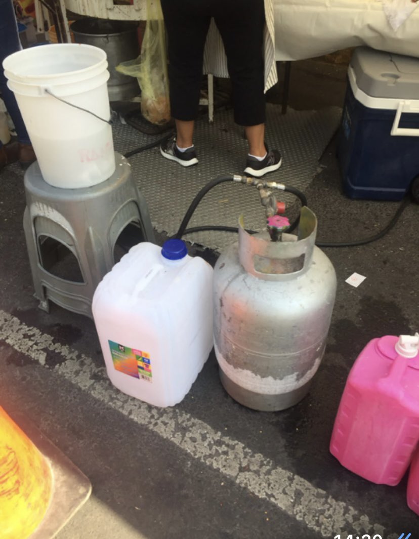 burritofestival's tweet photo. @ClaraBrugadaM 
@SGIRPC_CDMX 
@LopezCasarinJ @observseguridad

Retirar puestos ambulantes sobre Vía Primaria Lomas  de Plateros están sobre el arroyo vehicular tanques de gas junto a comensales y autos y camiones pasando a sus espaldas  ¡Peligro! Bomba de tiempo 
OTRA  BAJADITA? https://t.co/L6GIxjgXCn