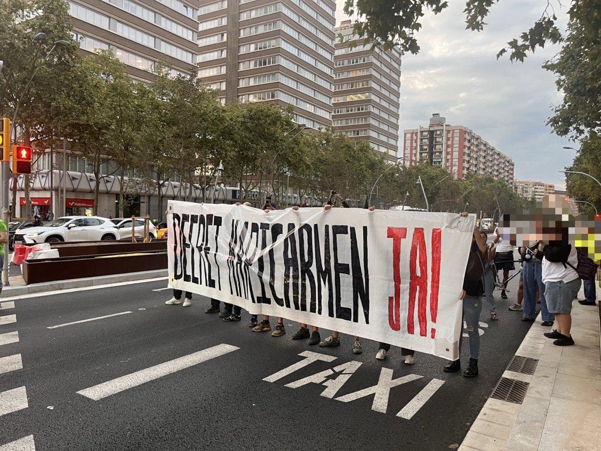 Arran_jovent's tweet photo. ‼️💥 Trenquem la normalitat, aturem tots els denonaments!

L'estat espanyol és incapaç de garantir el dret a l'habitatge: protegeix especuladors i rendistes mentre ens expulsa dels nostres barris.

Les cases per viure-hi, no per fer negoci. 

📍 19h al Palau de Congressos (BCN). https://t.co/3IciWkMO1w