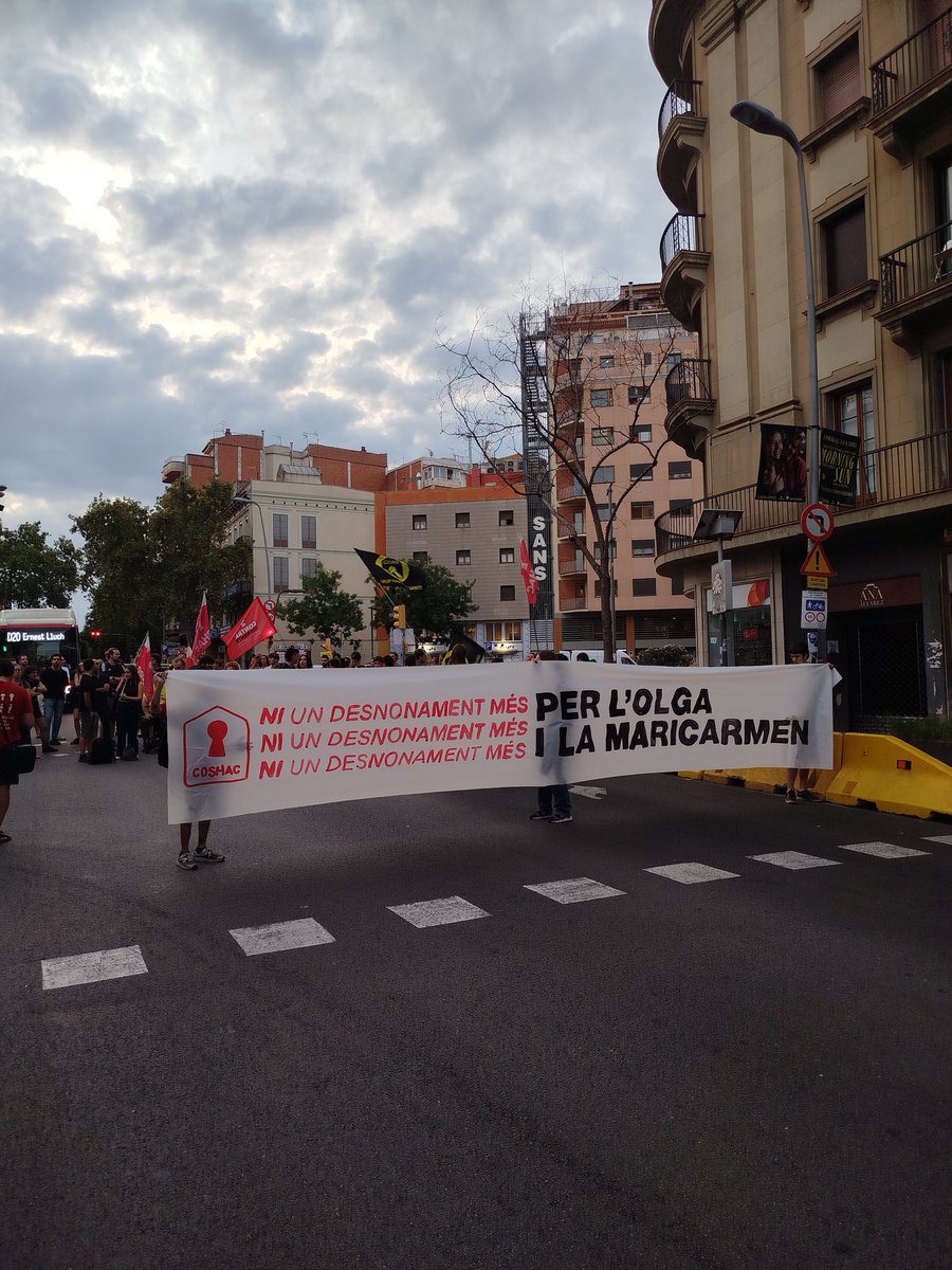 Arran_jovent's tweet photo. ‼️💥 Trenquem la normalitat, aturem tots els denonaments!

L'estat espanyol és incapaç de garantir el dret a l'habitatge: protegeix especuladors i rendistes mentre ens expulsa dels nostres barris.

Les cases per viure-hi, no per fer negoci. 

📍 19h al Palau de Congressos (BCN). https://t.co/3IciWkMO1w