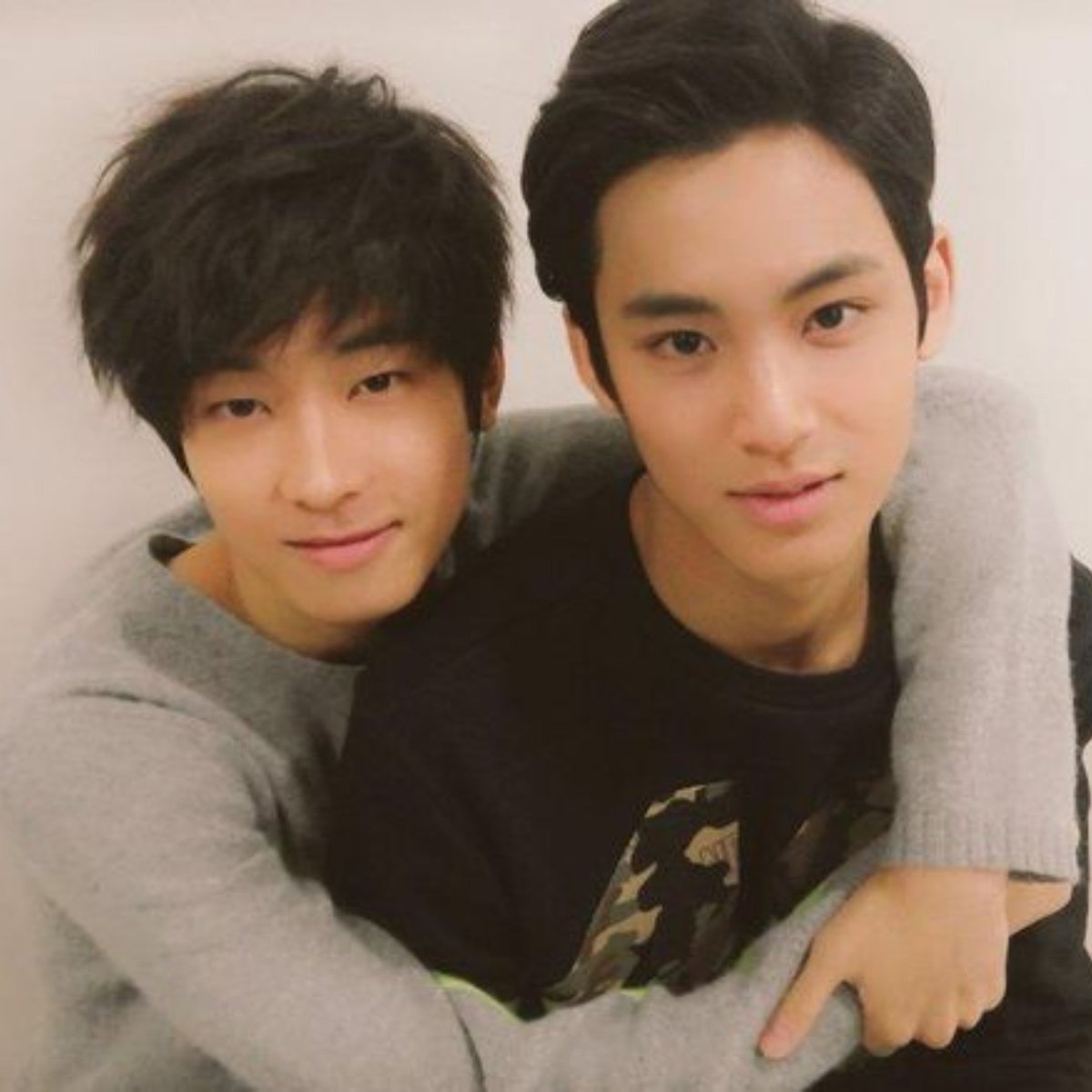 byminwon's tweet photo. i need a hug 🥰 https://t.co/l9FDKg3Mtb