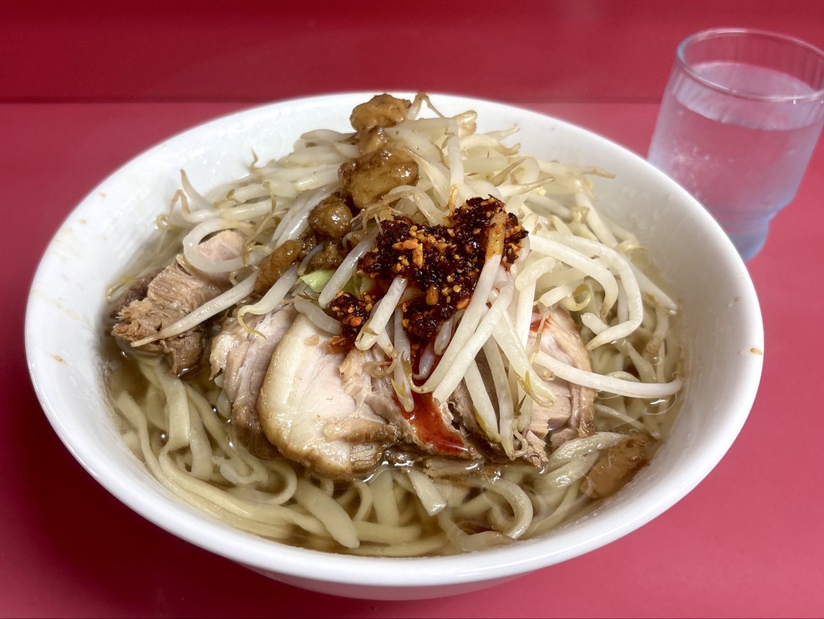 zocono_wav's tweet photo. …桃子だけど。
今日はラーメン二郎 千住大橋駅前店に来たよ。

一番おいしいラーメンを用意して！
あと、
とってもおいしい食べるラー油もつけて！

ﾁｭﾙﾁｭﾙ!
ﾊﾟｸﾊﾟｸｯ!

"圧倒"
1×5秒で完食。

桃子はどんどんワガママになっていって…
大切なものをなくすまで、気がつかなかった──── https://t.co/lmzzZIhXvd