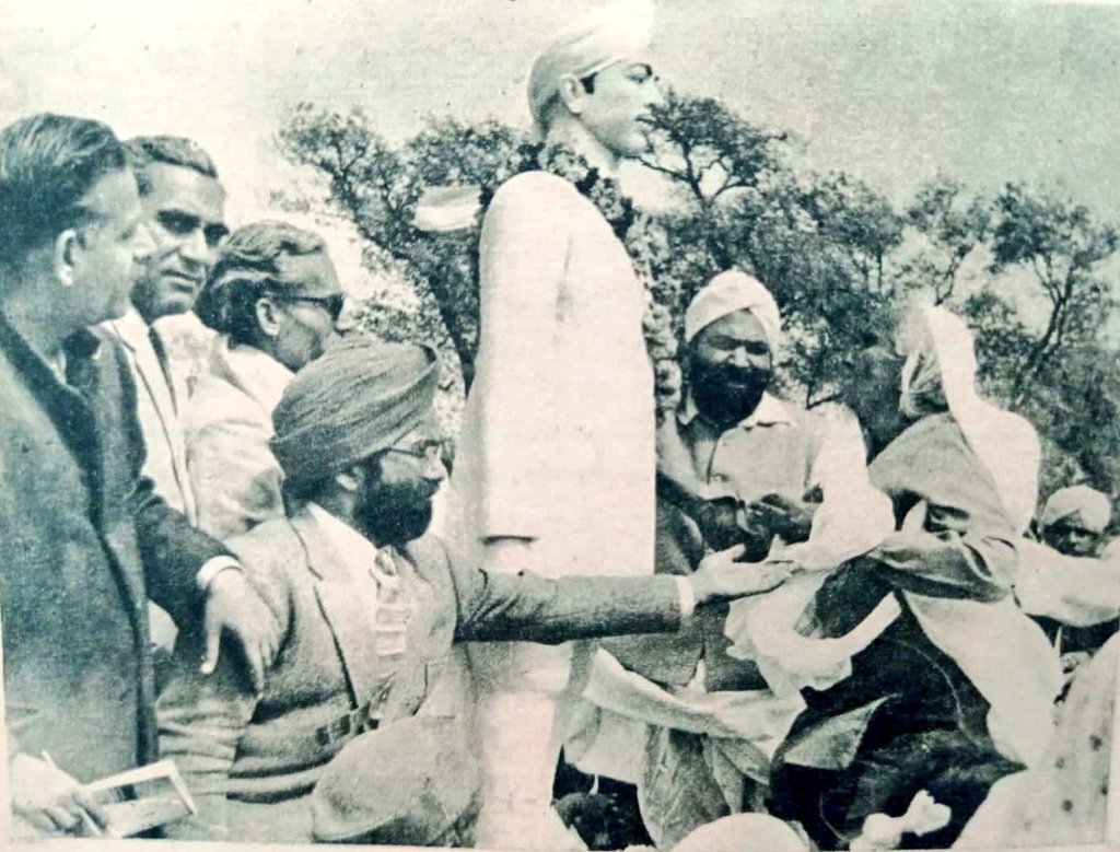 IndiaHistorypic's tweet photo. 1960s :: Bhagat Singh's Mother Mata Vidyawati Gets Emotional On The Occasion of Installation of Bhagat Singh's Statue In His Ancestral Village Khatkarkalan https://t.co/bFZi31qJgD