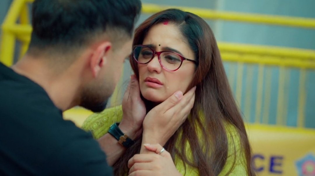 ayeshaxsukoon_'s tweet photo. "Himmat, dua k liye himmat rakhni hogi"

Vik himself was shattered but he stayed strong for Mannat who was crying bitterly. Felt so bad for them💔

#AyeshaSingh and #AdnanKhan were amazing throughout the ep🙌

#Mannat #ManVik https://t.co/ZndxUjClTc