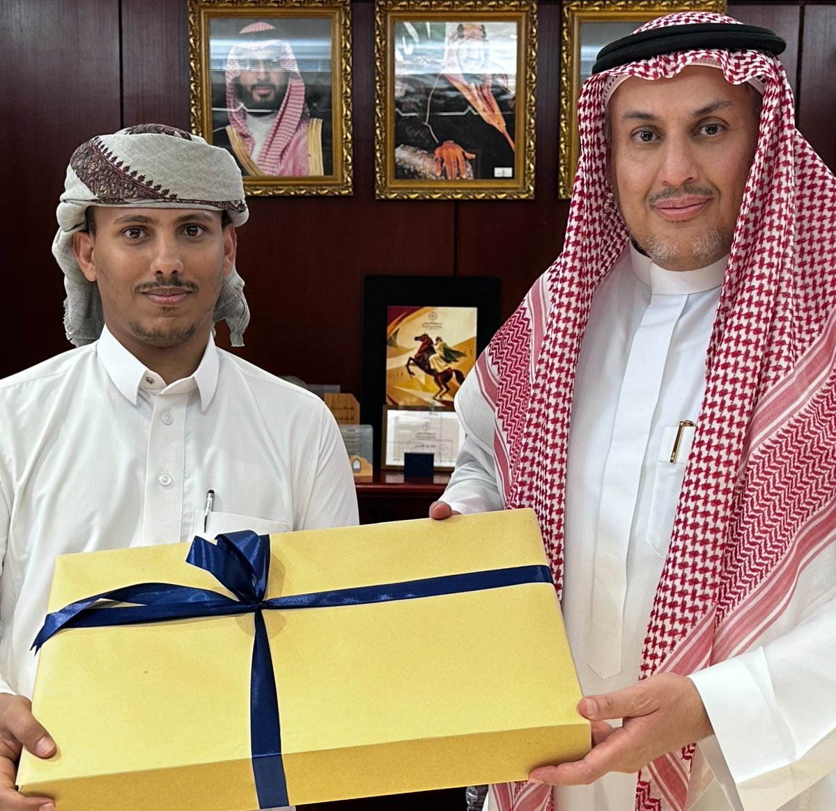 CMCimamu's tweet photo. استقبل سعادة عميد #كلية_الإعلام_والإتصال الدكتور سعود بن عبدالله السهلي، الطالب في قسم الجرافيكس والوسائط المتعددة / عبدالعزيز محمد أحمد سمين، من الجمهورية اليمنية، لفوزه بالمركز الأول في مسابقة افضل تصميم جرافيكي عن المملكة العربية السعودية، ضمن مسابقة اليوم الوطني السعودي، حيث هنأه عميد الكلية بهذه الجائزة، التي تسلمها من فضيلة رئيس الجامعة المكلف، في حفل الجامعة بمناسبة ذكرى اليوم الوطني السعودي.
#جامعة_الإمام
#كلية_الإعلام_والاتصال
#اليوم_الوطني_السعودي