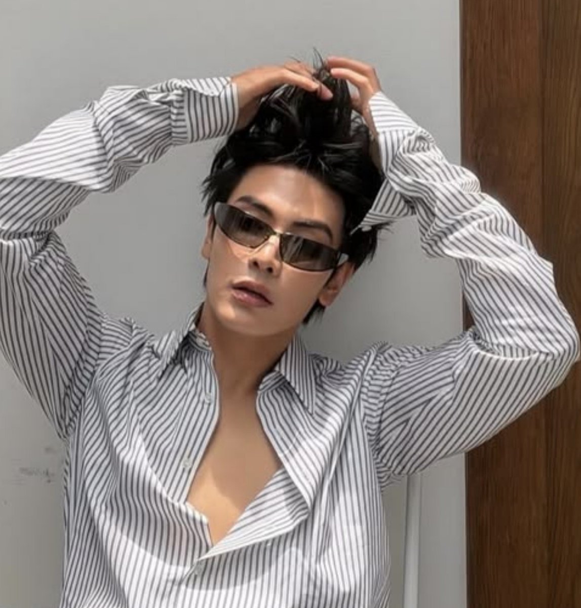 67joong_dunk67's tweet photo. One dress?  Or two similar dresses? What's going on here?   I'm starting to doubt last night.😔🤓 https://t.co/DvCzei32Aj
