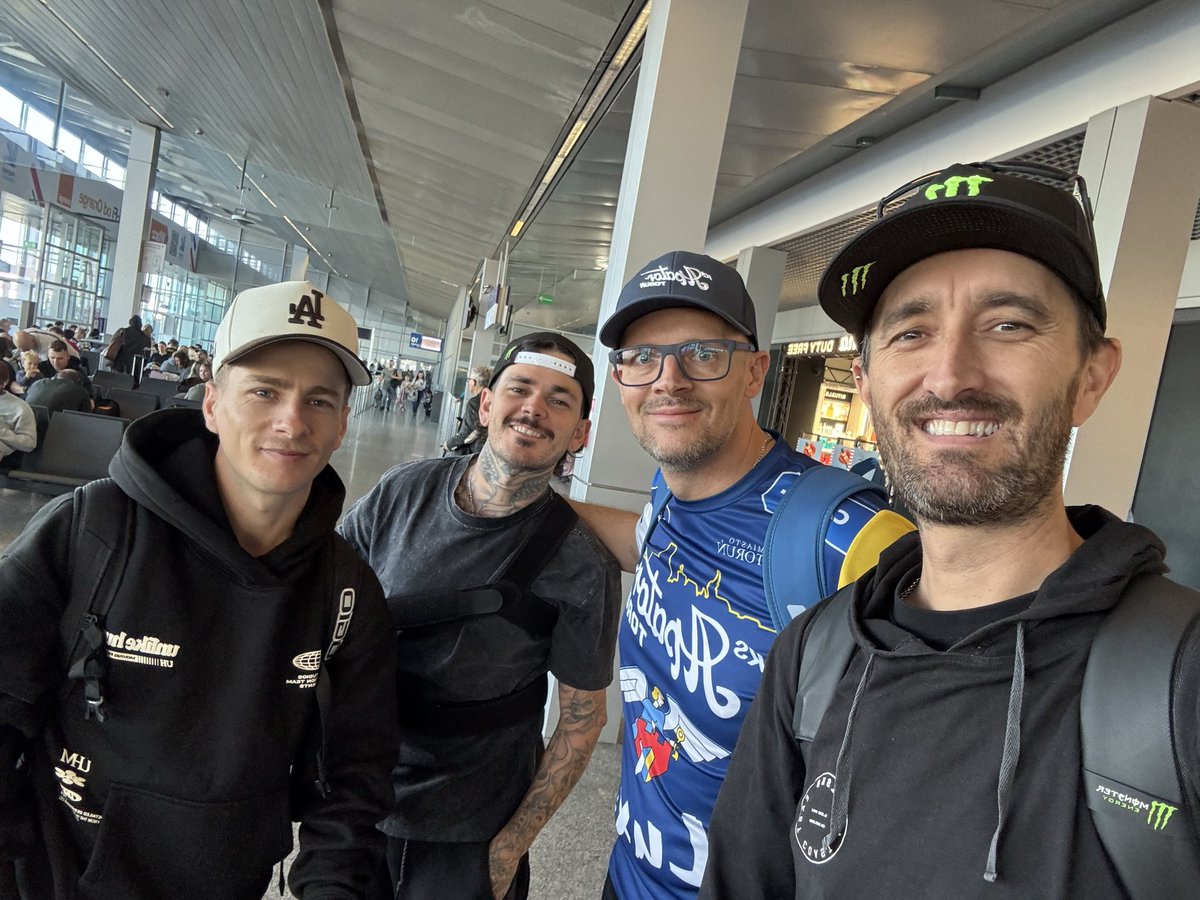 DawidZuchowski's tweet photo. Takie powroty ze @SpeedwayGP cenię sobie najbardziej 🤩❤️
@KS_Torun 
#speedway
#żużel https://t.co/iW1lR7VlKG