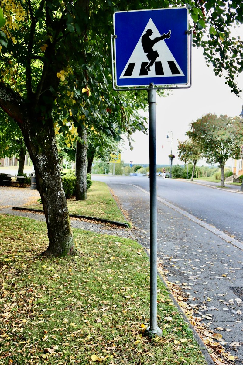 LukeRicharl8's tweet photo. Imagine trying to cross here and seeing this guy, like what even is happening? lol

#traffic https://t.co/hrdK6d1etK