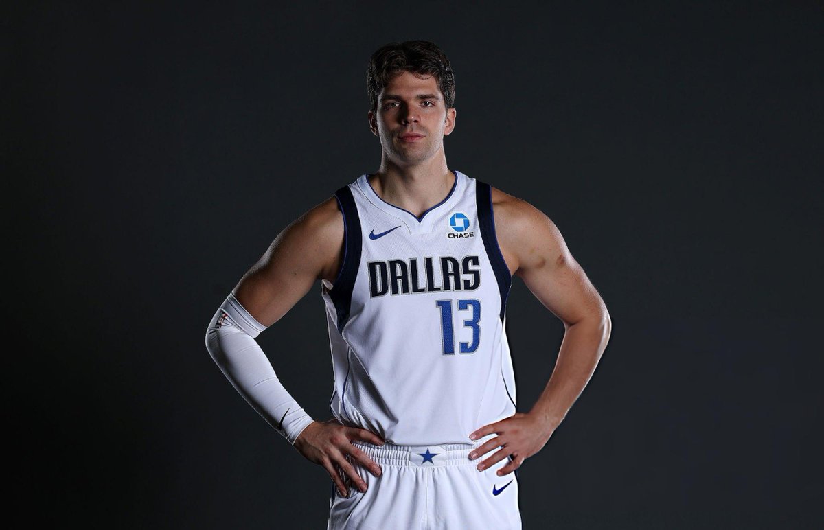 EurohoopsTR's tweet photo. 🎙️ NBA muhabiri Marc Stein, Tarık Biberovic hakkındaki haberinin yanlış anlaşıldığını dile getirdi:

“Mavericks’in Tarık’ı serbest bırakması kesinlikle söz konusu değil. Haberin özü şu: Takımdaki en düşük üç sözleşme, Dallas’ın çok sevdiği oyunculara ait… Tarık da bu listenin başında. Powell’a yer açmak tam da bu yüzden çok zor olacak.”