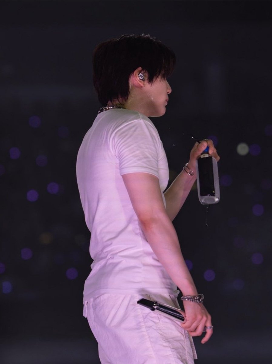 lilmeowmeowjm's tweet photo. Just imagine those arms wrapped around his waist while kissing his neck https://t.co/Tdh1InqICI