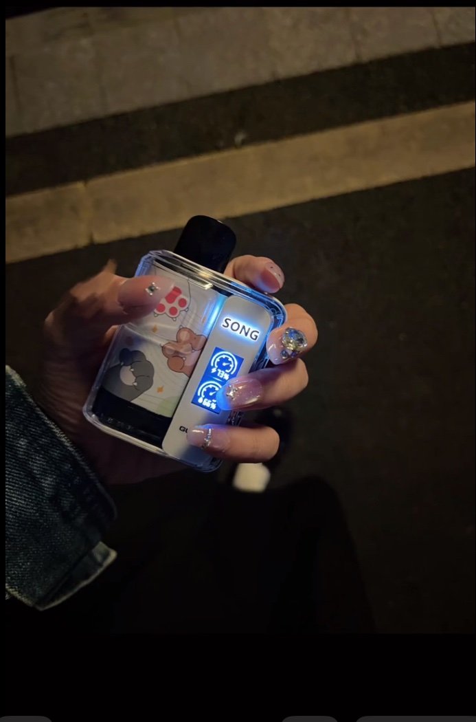 bingxiong888's tweet photo. 它比较吸引人的地方不在参数堆砌，而在几个实际用起来能感觉到的点。
外观是z大特色。崧盒做成扑克牌或麻将块的样子，方形盒子，配色花，不像普通长条电子烟那么单调。
主页🌏 #崧A29 那款还带小彩屏，抽的时候能出骰子、猜拳之类的动画，闲着无聊能玩两下，社交场合掏出来话题多一点。
#果味电子烟 https://t.co/WHDk35UZRa