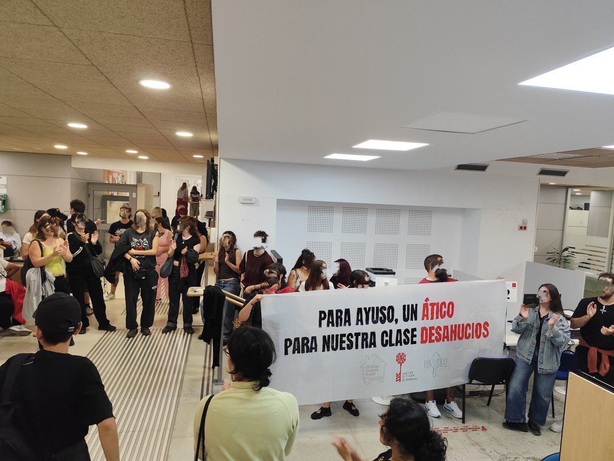 SVTetuan's tweet photo. Encierro en la Agencia de Vivienda Social 💥

Hoy nos encerramos en la AVS de la Comunidad de Madrid para exigir una mesa de negociación 

Mientras se gastan nuestro dinero en áticos millonarios, desahucian a la clase trabajadora

No nos vamos sin negociar! https://t.co/qfuXYR0SeV