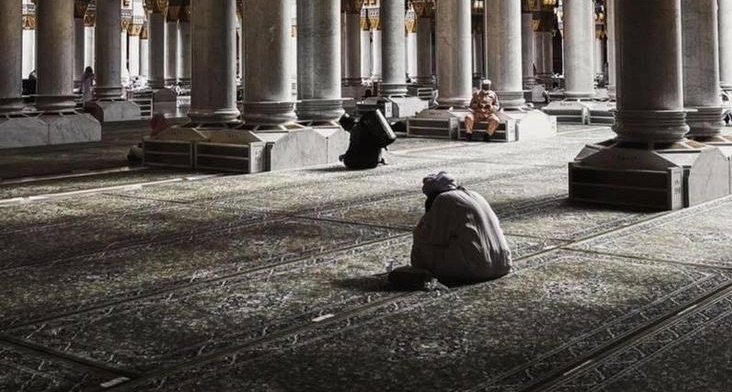 raway_alqasid's tweet photo. "وقُلْ للنَفْسِ إِن فَقدَتْ رجَاءهَا
 وصَارَ اليَّأسُ يُوهِنُهَا قُوَاهَا 
ثِقِي بِاللهِ كَمْ خَافَت نُفُوسٌ 
مِنَ  الدُّنيَا  وَخَالِقُها  كَفَاهَا" https://t.co/rPppNRnSWJ