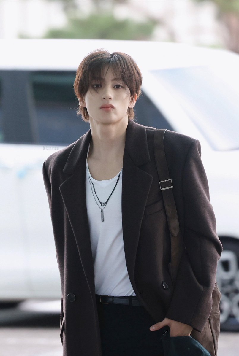 b_bmmuu's tweet photo. 260928 ICN 앤톤 움쪼쪼 😚
#앤톤 #ANTON #アントン 
#ANTONxSaintLaurentSS27 https://t.co/iqPSC9YQfD