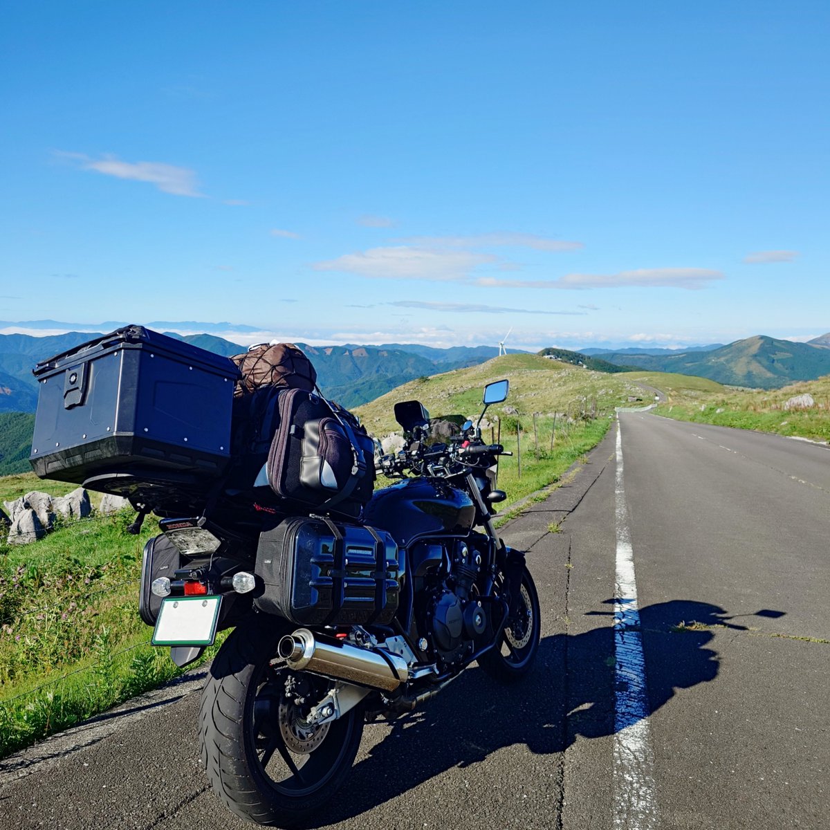capi_okapi's tweet photo. 白柴キャ��ツー1355km③
〜姫鶴平・源氏ヶ駄場編〜

#柴犬 #四国カルスト #姫鶴平 #源氏ヶ駄場 #shibainu https://t.co/fN5il9iXBU