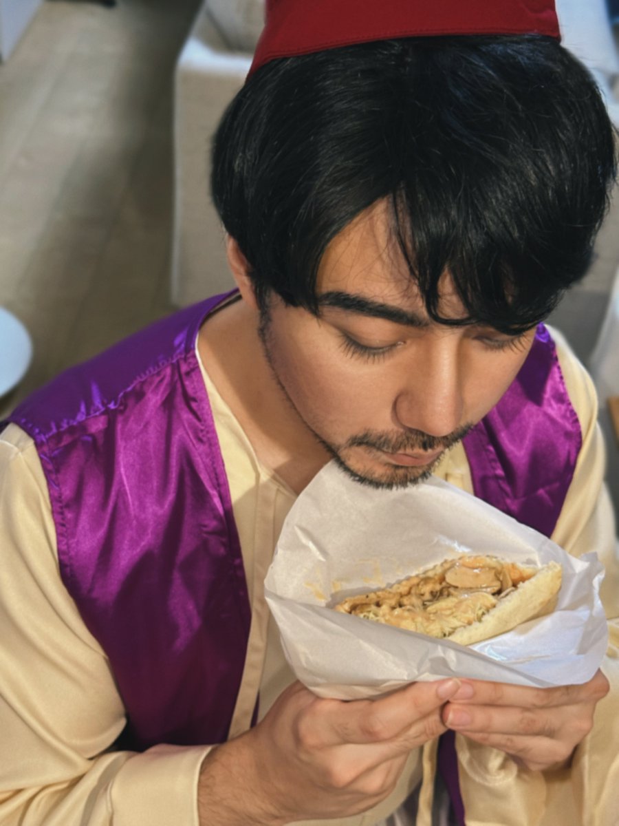 A_L1_EN's tweet photo. 𝒎𝒚 𝒑𝒓𝒊𝒏𝒄𝒆🤴✨にアラジン仮装してもらお！！日本人の中では顔濃いし似合うはず！！🥰

と思ってメイク練習をしたのですが、なんだろう、どうすればいいんだろう、、髭は剃ってもらうにしても、、アラジンというか現地の人😭

無駄にケバブが似合う人、爆誕──🥙 https://t.co/sZpuUa2jNc